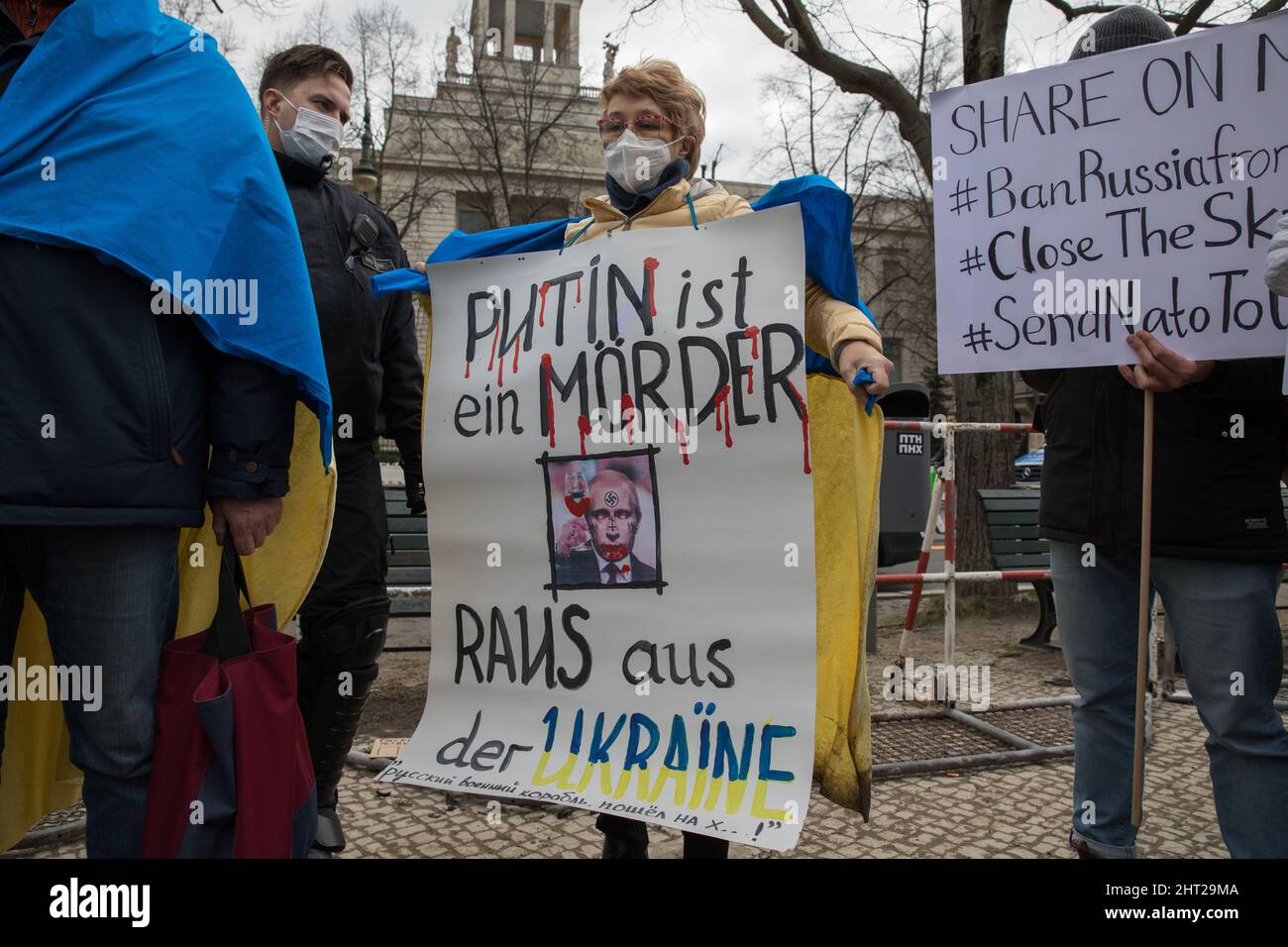 Berlin, Deutschland. 26.. Februar 2022. Proteste gegen den russischen Einmarsch in die Ukraine. Demonstranten versammelten sich am Samstag vor der russischen Botschaft in Berlin. Viele Demonstranten, die Schilder mit der Aufschrift Putin ist ein Terrorist, ein Mörder halten, beenden den Krieg, schließen den Himmel, Flugverbotszone, Waffen für die Ukraine und Verbot Russland aus Swift. Außerdem verglich mehrere Demonstranten Putin mit Hitler, nannten ihn Putler oder ließen ihn ein Hakenkreuz tragen. Die deutsche Polizei versuchte, mehrere Zeichen des Protestes zu verbieten. (Foto: Michael Kuenne/PRESSCOV/Sipa USA) Quelle: SIPA USA/Alamy Live News Stockfoto