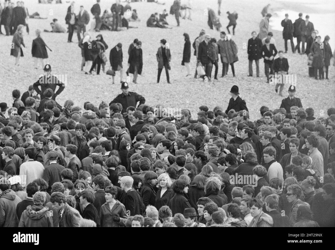 Die Mods und Rockers waren zwei widersprüchliche britische Jugendsubkulturen von Anfang bis Mitte 1960s. Die Berichterstattung über die Kämpfe von Mods und Rockern im Jahr 1964 löste eine moralische Panik über britische Jugendliche aus, und die beiden Gruppen wurden als Volksteufel bezeichnet. Mods gerundet nach Zusammenstößen mit Rockern in Brighton. 18.. April 1965. Stockfoto