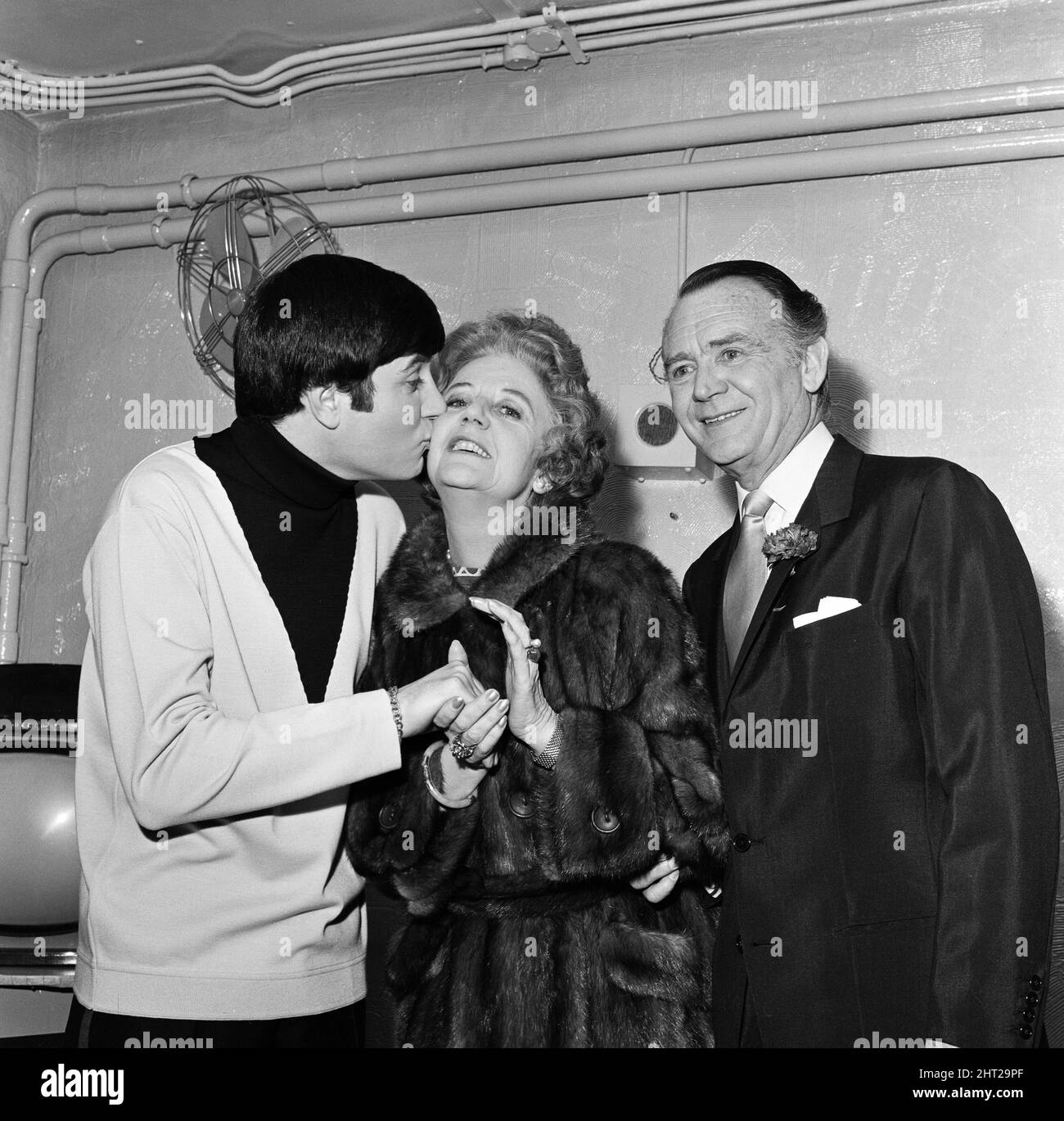 John Mills und Mary Hayley Bell traten auf dem „Promi-Spot“ der Palladium-Show auf. Heute ist ihr silberner Hochzeitstag. Das Paar wurde vor Beginn der Show von Jimmy Tarbuck besucht. 16.. Januar 1966. Stockfoto
