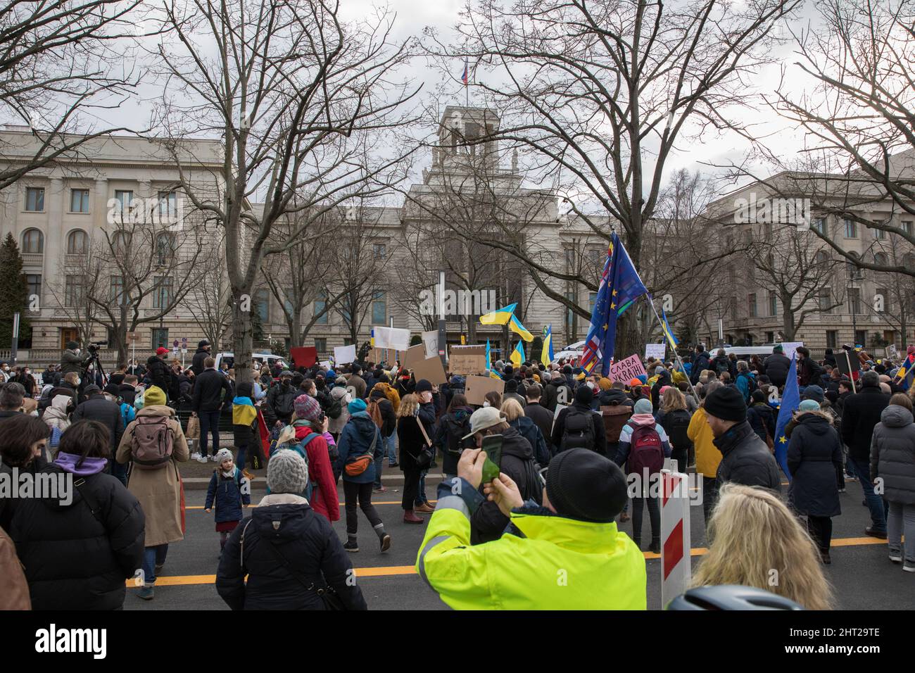 Berlin, Deutschland. 26.. Februar 2022. Proteste gegen den russischen Einmarsch in die Ukraine. Demonstranten versammelten sich am Samstag vor der russischen Botschaft in Berlin. Viele Demonstranten, die Schilder mit der Aufschrift Putin ist ein Terrorist, ein Mörder halten, beenden den Krieg, schließen den Himmel, Flugverbotszone, Waffen für die Ukraine und Verbot Russland aus Swift. Außerdem verglich mehrere Demonstranten Putin mit Hitler, nannten ihn Putler oder ließen ihn ein Hakenkreuz tragen. Die deutsche Polizei versuchte, mehrere Zeichen des Protestes zu verbieten. (Foto: Michael Kuenne/PRESSCOV/Sipa USA) Quelle: SIPA USA/Alamy Live News Stockfoto