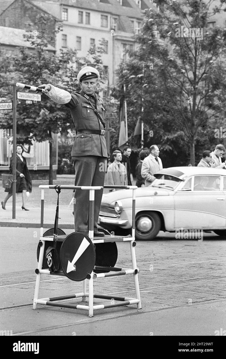 Szenen in Ost-Berlin, vier Jahre nach Beginn der Arbeiten am Bau der Berliner Mauer, die Ost und West trennt. Verkehrskontrolle an der Ecke Friedrichstraße/Clara-Zetkin-Straße (später in Dorotheenstraße umbenannt). 26. Mai 1965. Stockfoto