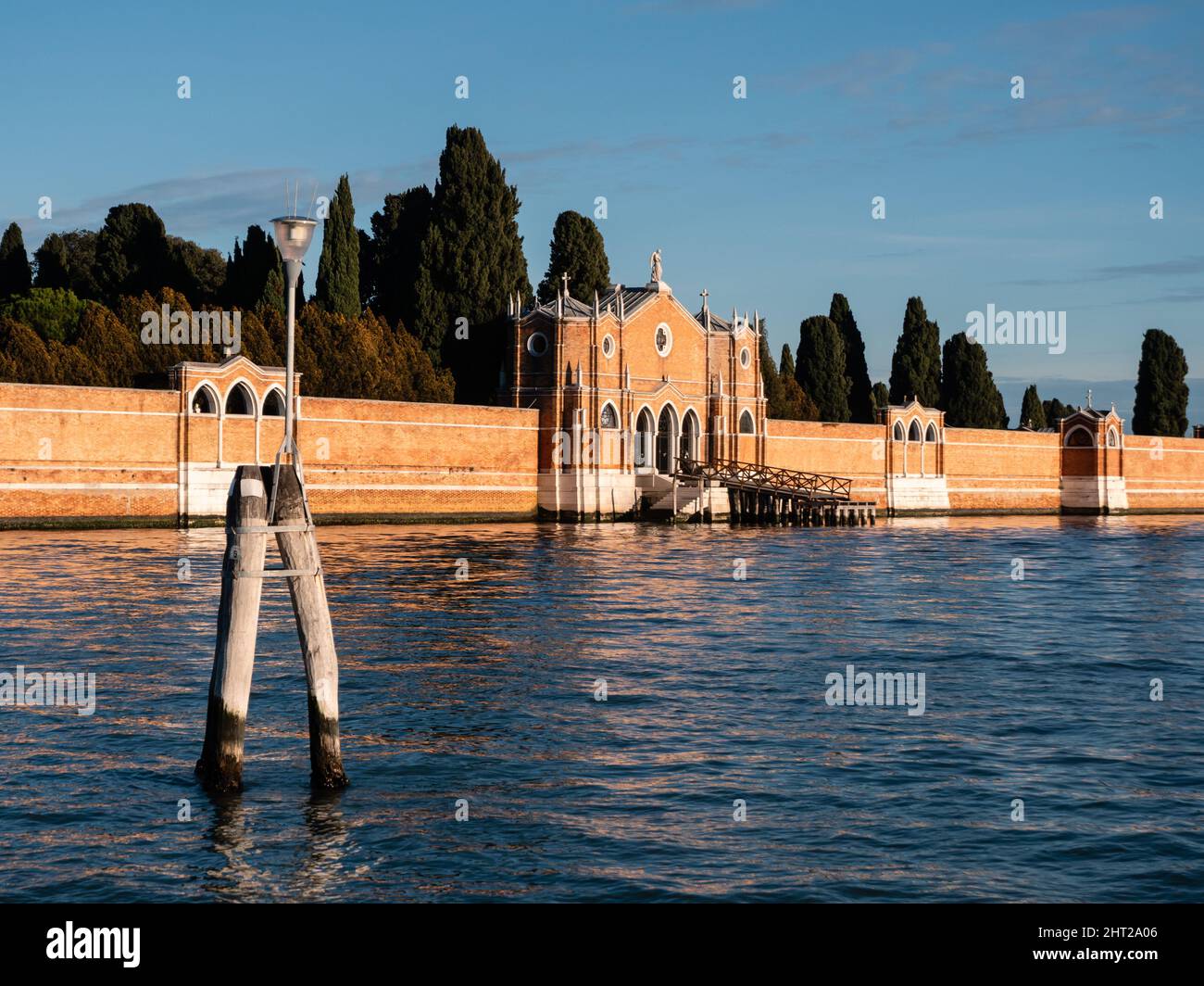 Ziegeltore und Mauern der Insel Isola di San Michele in der Lagune von Venedig, Italien Stockfoto