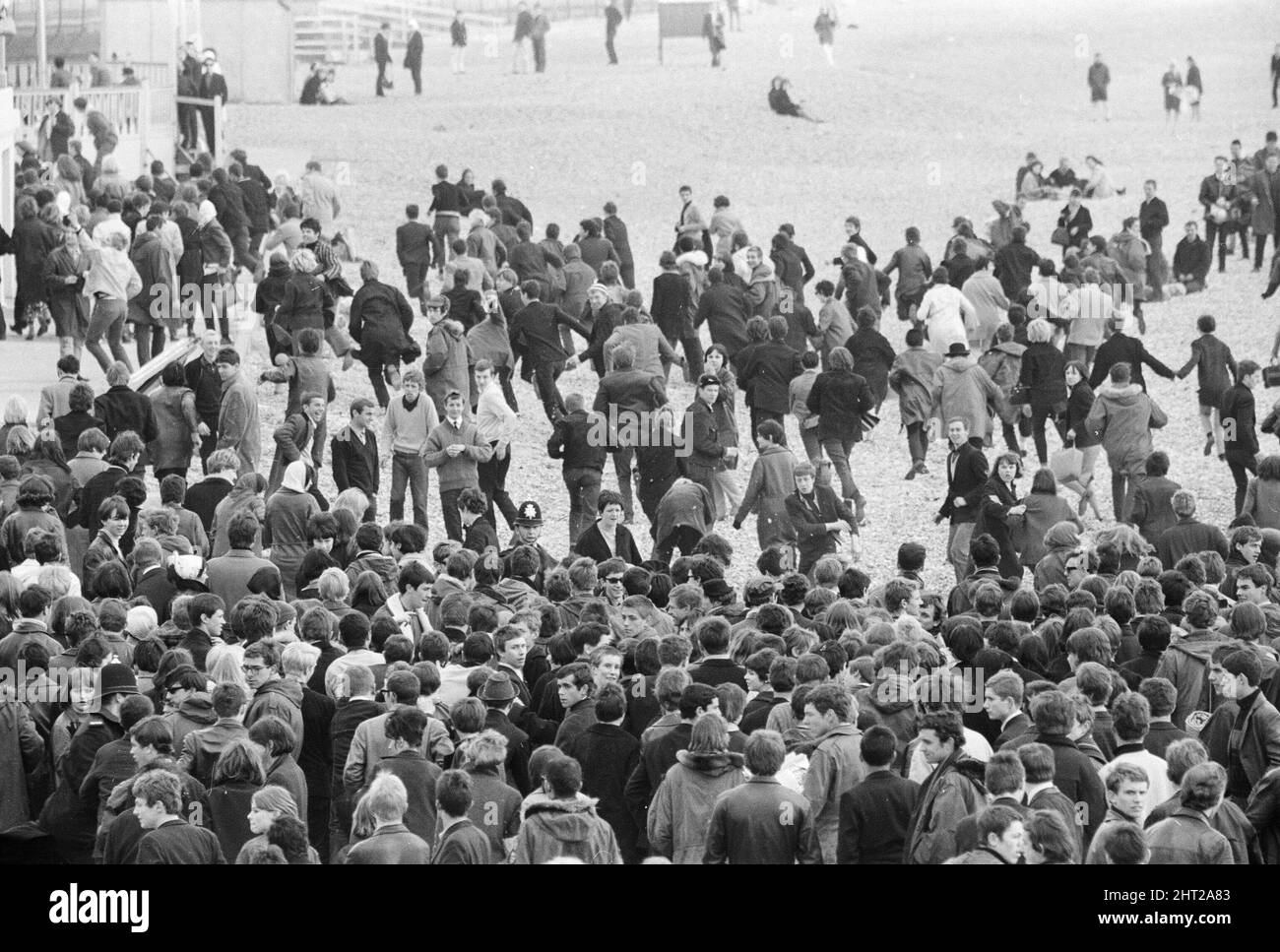 Die Mods und Rockers waren zwei widersprüchliche britische Jugendsubkulturen von Anfang bis Mitte 1960s. Die Berichterstattung über die Kämpfe von Mods und Rockern im Jahr 1964 löste eine moralische Panik über britische Jugendliche aus, und die beiden Gruppen wurden als Volksteufel bezeichnet. Mods gerundet nach Zusammenstößen mit Rockern in Brighton. 18.. April 1965. Stockfoto