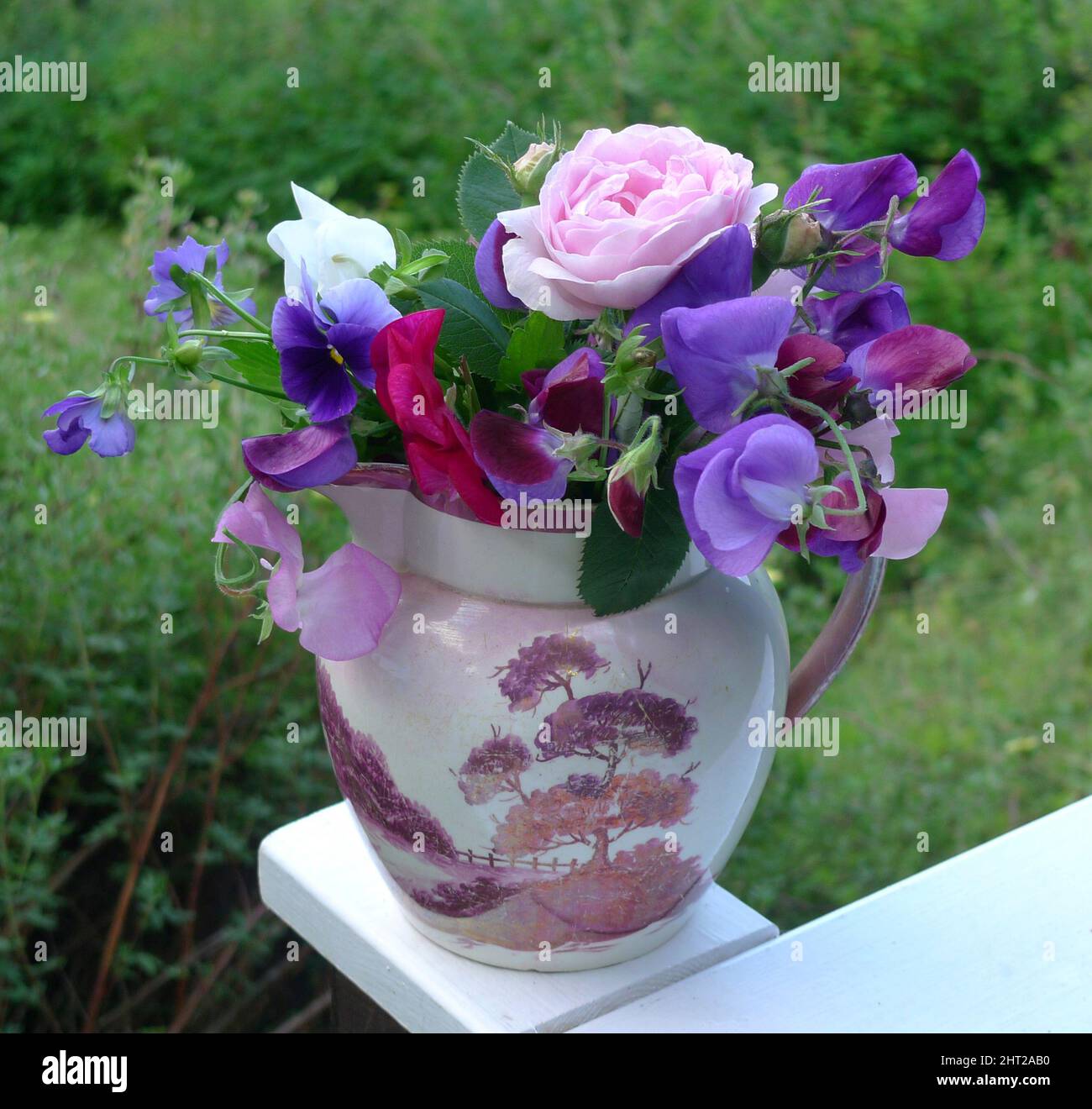 Bouquet mit süßer Erbse und Rose Stockfoto