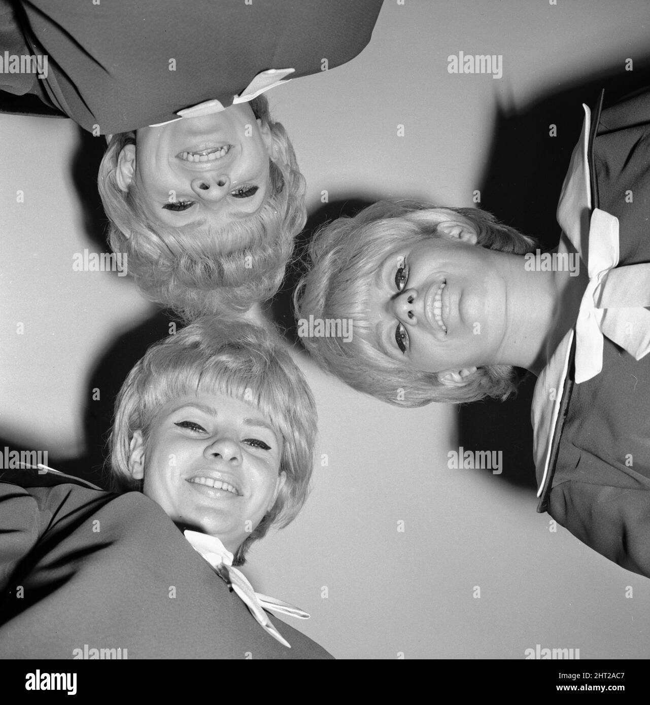 Pop-Gruppe The Bell Sisters aus Liverpool Jean, Carol und Se Juni 1965 Stockfoto