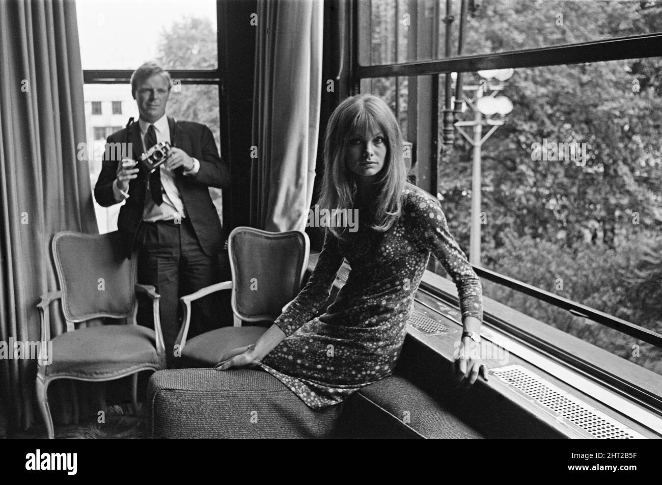 Jean Shrimpton, Model und Schauspieler, abgebildet während der Presseankündigung von 'Privilege', einem Film, der 1967 veröffentlicht wird, ist Jean mit dem ehemaligen Manfred-man-Sänger Paul Jones Co-Stars. Die Geschichte wird als erzählter Dokumentarfilm präsentiert, der in einem demnächst erscheinenden englischen Film aus dem Jahr 1970s gedreht wird und den desillusionierten Popsänger Steven Shorter (Paul Jones) betrifft, der die meistgeliebte Berühmtheit des Landes ist. Seine Bühnenshow beinhaltet, dass er mit Handschellen auf der Bühne in einer Gefängniszelle auftaucht und von der Polizei geschlagen wird, zum Entsetzen und zur Sympathie des Publikums. Es wird beschrieben, dass die beiden wichtigsten Parteien Englands eine Koalitionsregierung A gebildet haben Stockfoto