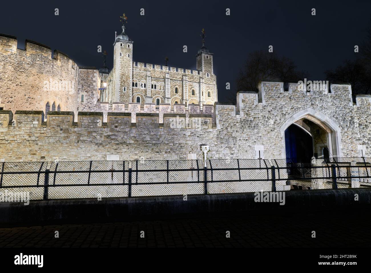 Erbaut von den Normannen, erweitert von mittelalterlichen Königen, sowohl ein Gefängnis als auch ein königliches Zuhause, der Turm von London bei Nacht. Stockfoto