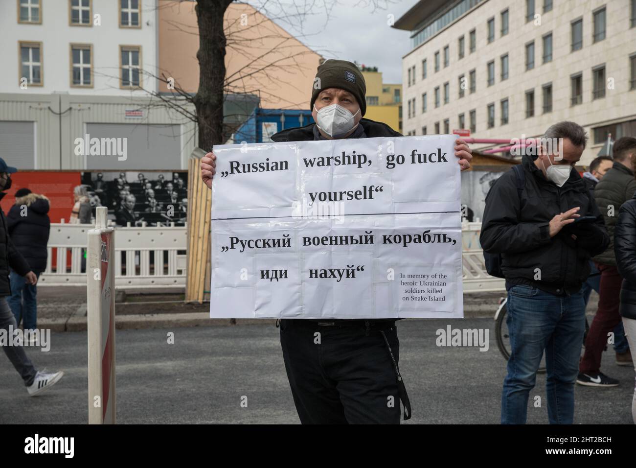 Berlin, Deutschland. 26.. Februar 2022. Proteste gegen den russischen Einmarsch in die Ukraine. Demonstranten versammelten sich am Samstag vor der russischen Botschaft in Berlin. Viele Demonstranten, die Schilder mit der Aufschrift Putin ist ein Terrorist, ein Mörder halten, beenden den Krieg, schließen den Himmel, Flugverbotszone, Waffen für die Ukraine und Verbot Russland aus Swift. Außerdem verglich mehrere Demonstranten Putin mit Hitler, nannten ihn Putler oder ließen ihn ein Hakenkreuz tragen. Die deutsche Polizei versuchte, mehrere Zeichen des Protestes zu verbieten. (Bild: © Michael Kuenne/PRESSCOV über ZUMA Press Wire) Stockfoto