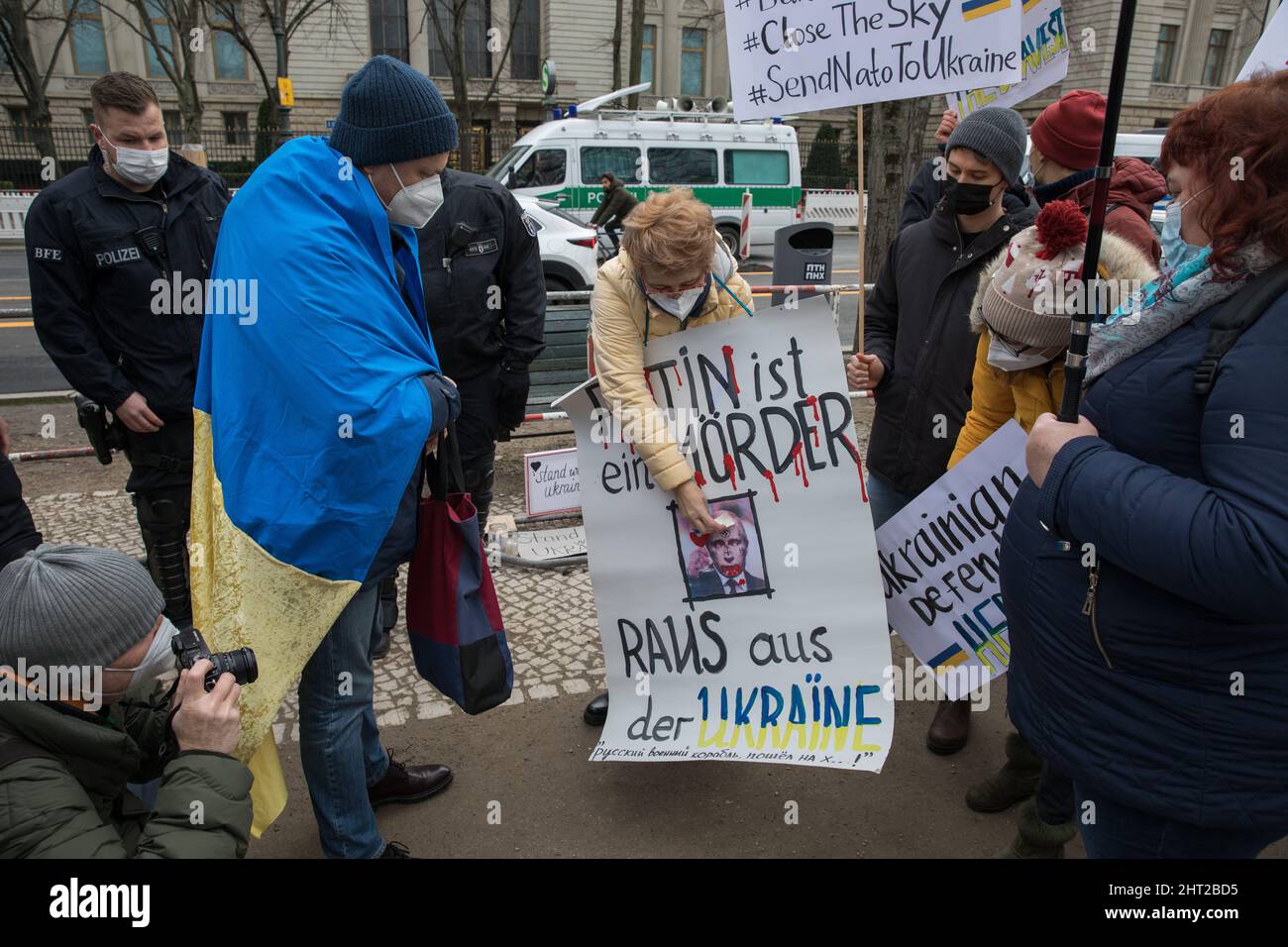 Berlin, Deutschland. 26.. Februar 2022. Proteste gegen den russischen Einmarsch in die Ukraine. Demonstranten versammelten sich am Samstag vor der russischen Botschaft in Berlin. Viele Demonstranten, die Schilder mit der Aufschrift Putin ist ein Terrorist, ein Mörder halten, beenden den Krieg, schließen den Himmel, Flugverbotszone, Waffen für die Ukraine und Verbot Russland aus Swift. Außerdem verglich mehrere Demonstranten Putin mit Hitler, nannten ihn Putler oder ließen ihn ein Hakenkreuz tragen. Die deutsche Polizei versuchte, mehrere Zeichen des Protestes zu verbieten. (Bild: © Michael Kuenne/PRESSCOV über ZUMA Press Wire) Stockfoto