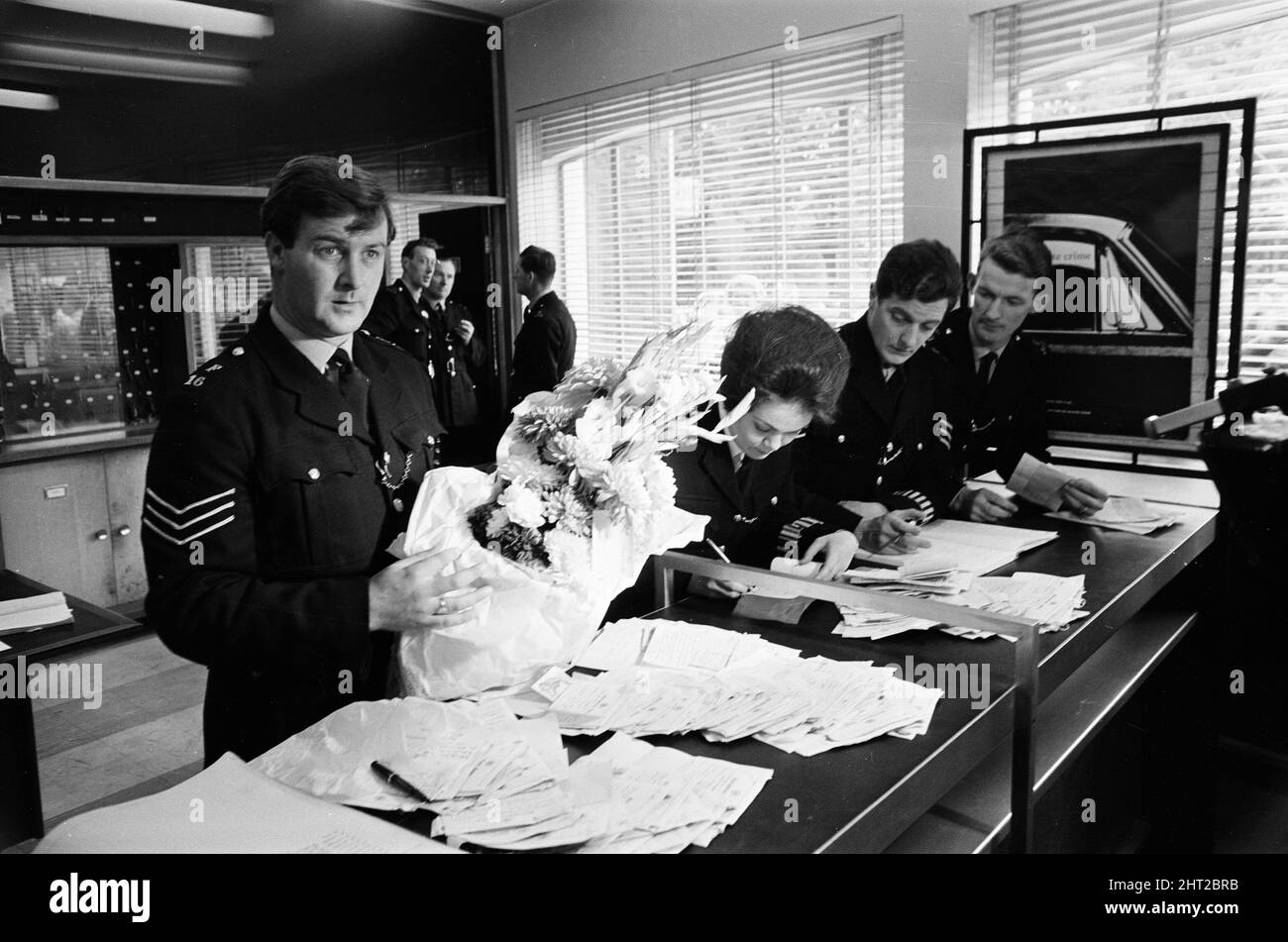 Shepherd's Bush Morde, August 1966. Am Freitag, den 12.. August 1966, wurden in London drei Polizisten ermordet. Die in East Acton patrouillierenden Beamten hielten an, um drei Insassen eines Wagens in der Nähe des Gefängnisses Wormwood Scrubs zu befragen. Harry Roberts schoss auf den provisorischen Detektiven Constable David Wombwell und den Detektiven Sergeant Christopher Head, während John Duddy, ein anderer Bewohner des Fahrzeugs, den Polizeibeamten Geoffrey Fox erschieß. Offiziere, Kopf und Wombwell waren beide Mitglieder der CID, die auf Shepherd's Bush Polizeistation basierte, ihr Fahrer, Officer Fox, fungierte häufig als Q-Auto (Undercover) d Stockfoto