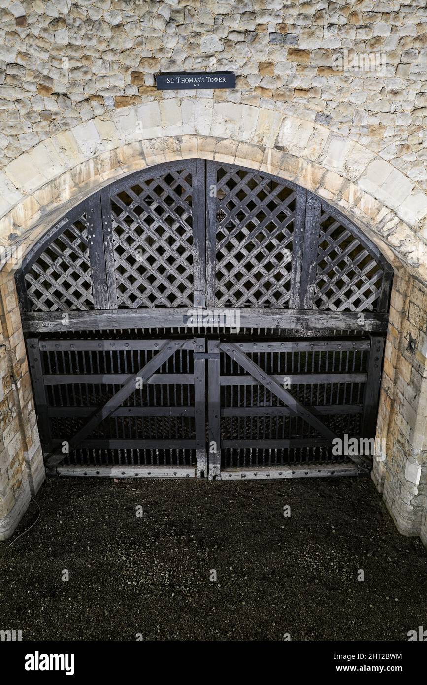 Erbaut von den Normannen, erweitert von mittelalterlichen Königen, sowohl ein Gefängnis als auch ein königliches Haus, der Turm des Londoner Traitor's Gate und St. Thomas Tower, bei Nacht. Stockfoto