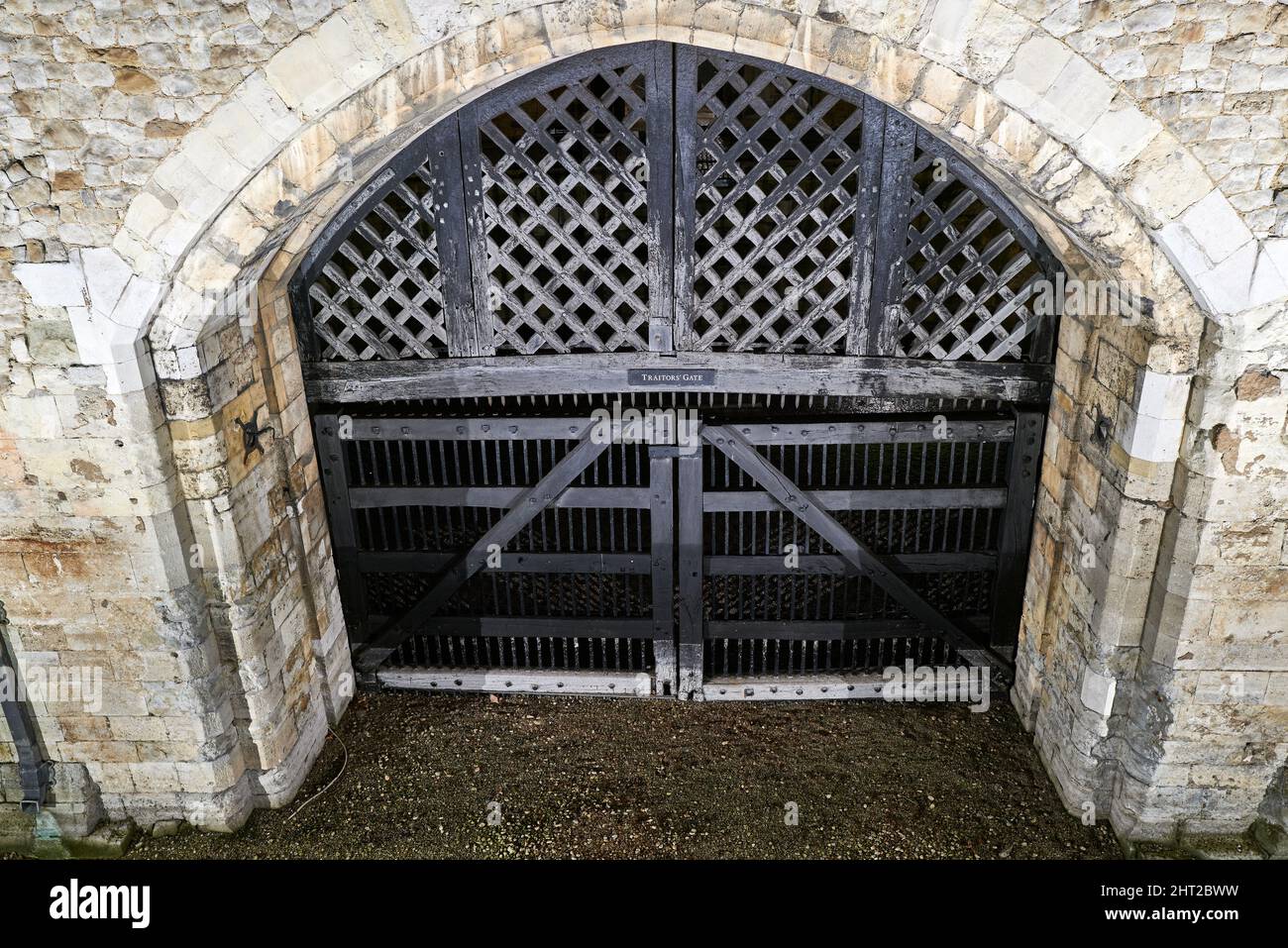 Erbaut von den Normannen, erweitert von mittelalterlichen Königen, sowohl ein Gefängnis als auch ein königliches Haus, der Turm des Londoner Traitor's Gate und St. Thomas Tower, bei Nacht. Stockfoto