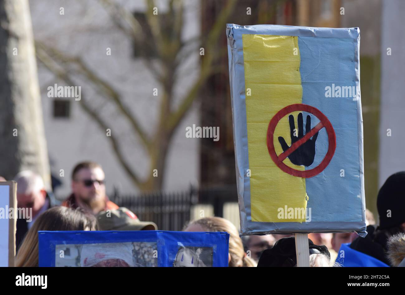Szenen aus den Protesten gegen die russische Invasion der Ukraine in London am 26 2022. Februar, bei denen sich Tausende aus Solidarität mit der Ukraine herausstellten Stockfoto