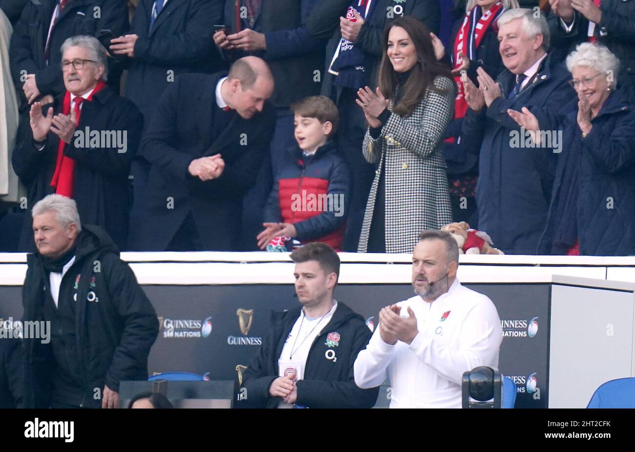 Der Herzog und die Herzogin von Cambridge und Prinz George auf der Tribüne während des Guinness Six Nations-Spiels im Twickenham Stadium, London. Bilddatum: Samstag, 26. Februar 2022. Stockfoto