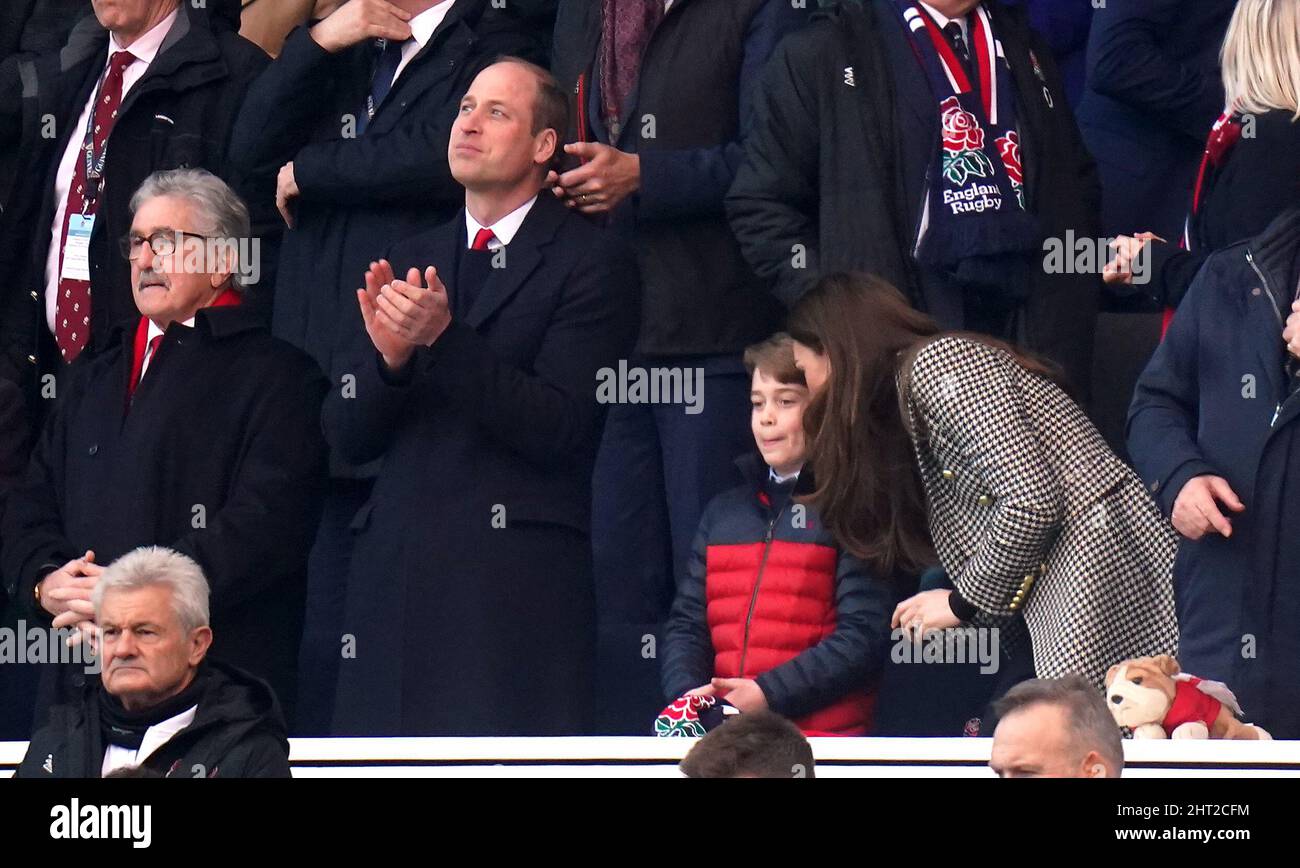 Der Herzog und die Herzogin von Cambridge und Prinz George auf der Tribüne während des Guinness Six Nations-Spiels im Twickenham Stadium, London. Bilddatum: Samstag, 26. Februar 2022. Stockfoto