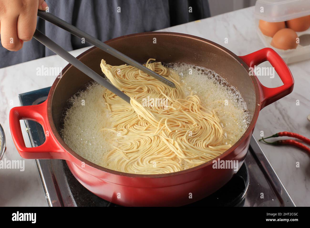Nahaufnahme in der Herstellung von Asian Japanese Noodle, Boiling Dry Noodle, Egg Noodle Mie Telor Stockfoto