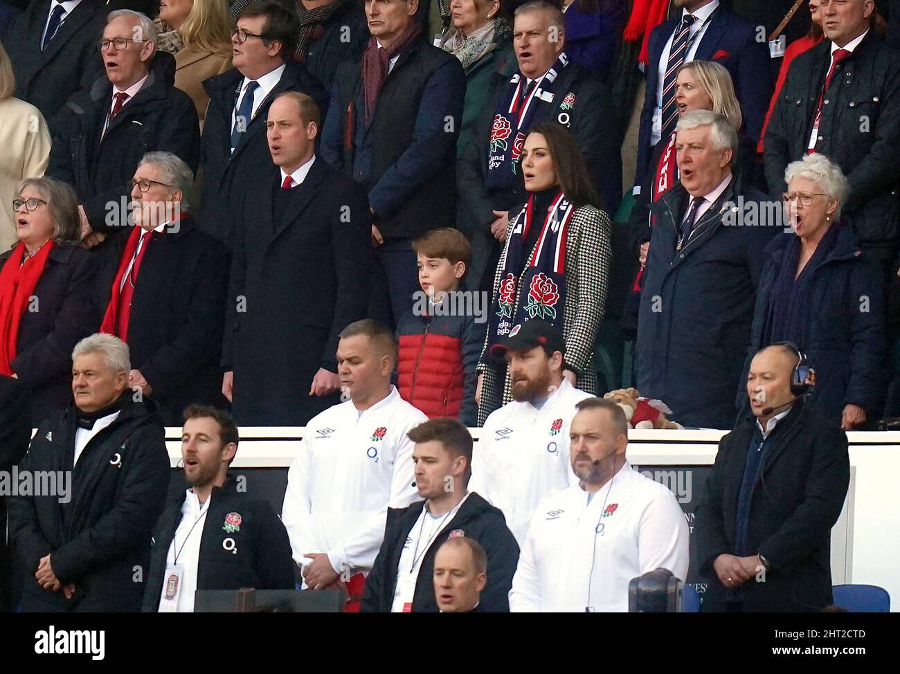 Der Herzog und die Herzogin von Cambridge und Prinz George auf der Tribüne während des Guinness Six Nations-Spiels im Twickenham Stadium, London. Bilddatum: Samstag, 26. Februar 2022. Stockfoto