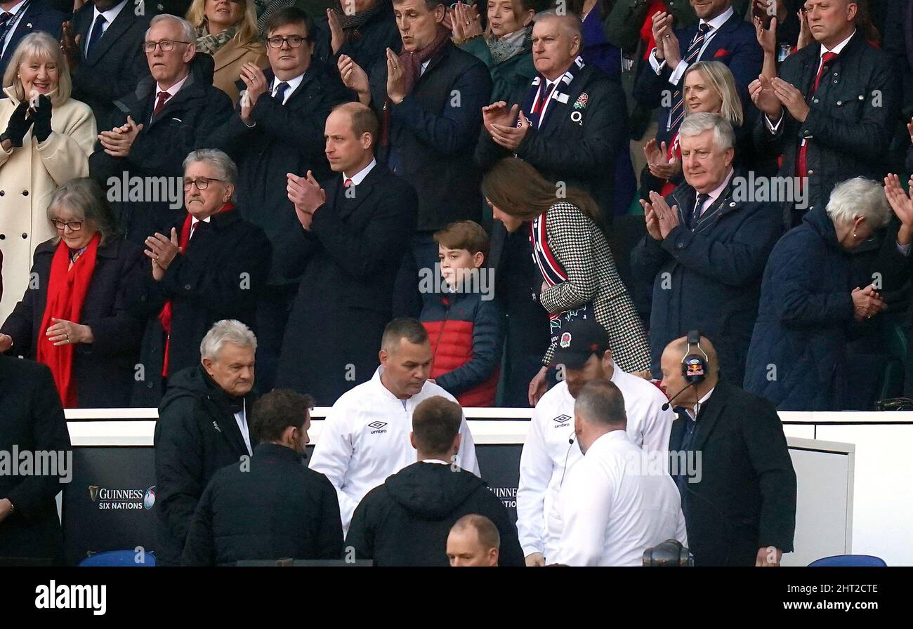 Der Herzog und die Herzogin von Cambridge und Prinz George auf der Tribüne während des Guinness Six Nations-Spiels im Twickenham Stadium, London. Bilddatum: Samstag, 26. Februar 2022. Stockfoto