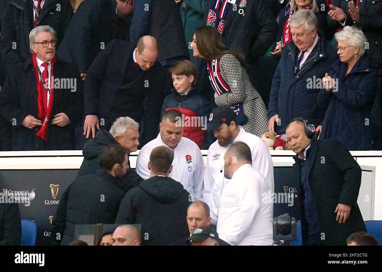 Der Herzog und die Herzogin von Cambridge und Prinz George auf der Tribüne während des Guinness Six Nations-Spiels im Twickenham Stadium, London. Bilddatum: Samstag, 26. Februar 2022. Stockfoto