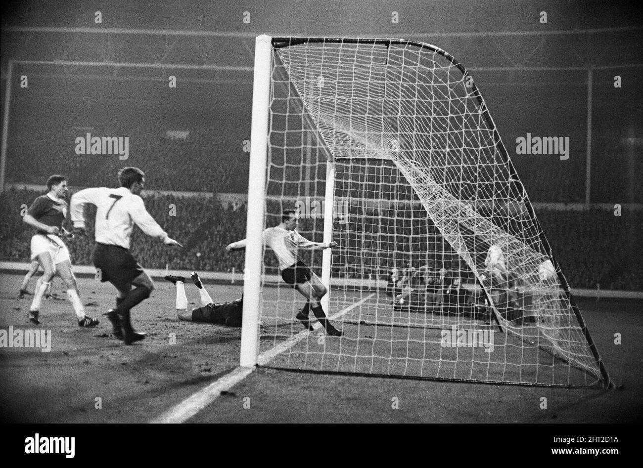 Internationales Freundschaftsspiel im Wembley Stadium. England 1 - Westdeutschland 0. Das Spiel wird nur von Nobby Stiles gegen den westdeutschen Torhüter Hans Tilkowski erzielt. 23.. Februar 1966. Stockfoto