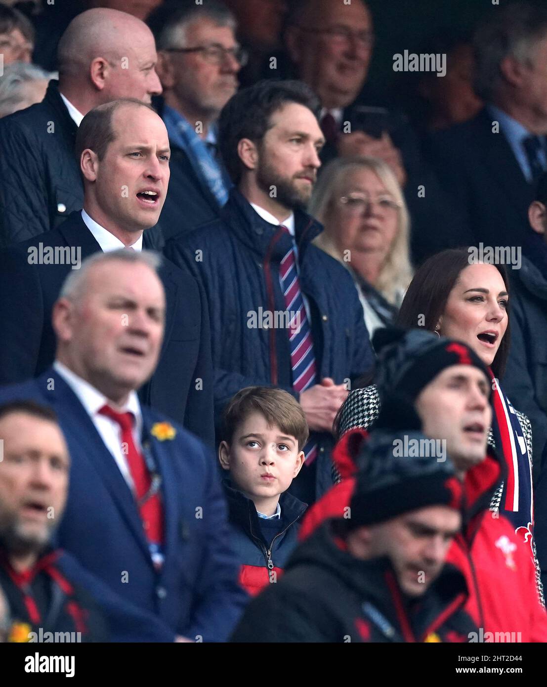 Der Herzog und die Herzogin von Cambridge und Prinz George auf der Tribüne während des Guinness Six Nations-Spiels im Twickenham Stadium, London. Bilddatum: Samstag, 26. Februar 2022. Stockfoto