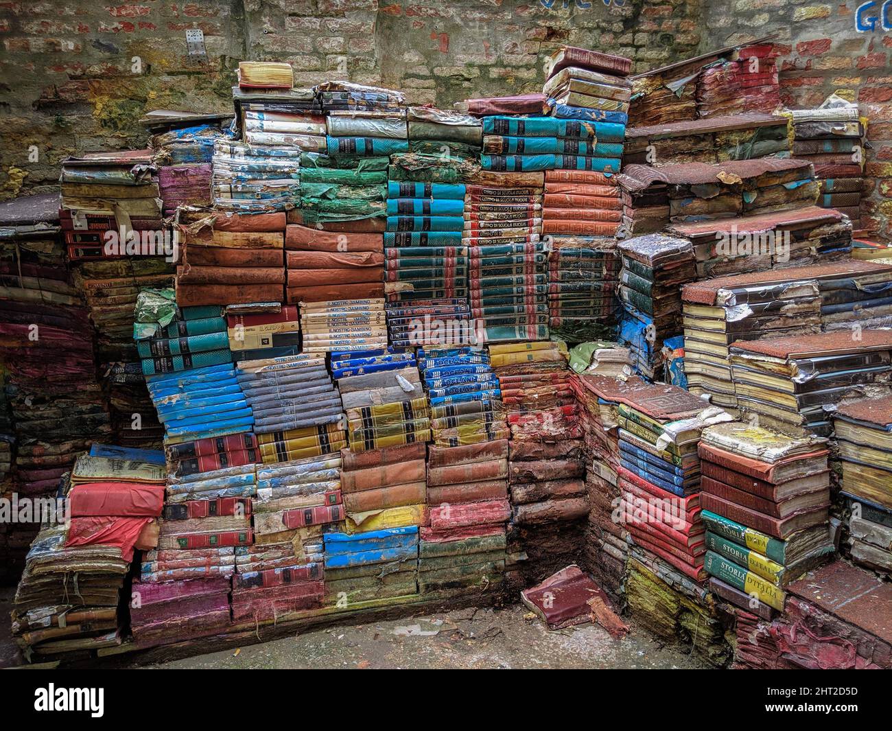 Haufen alter Bücher in einer Buchhandlung in Venedig Aqua Alta, Italien Stockfoto