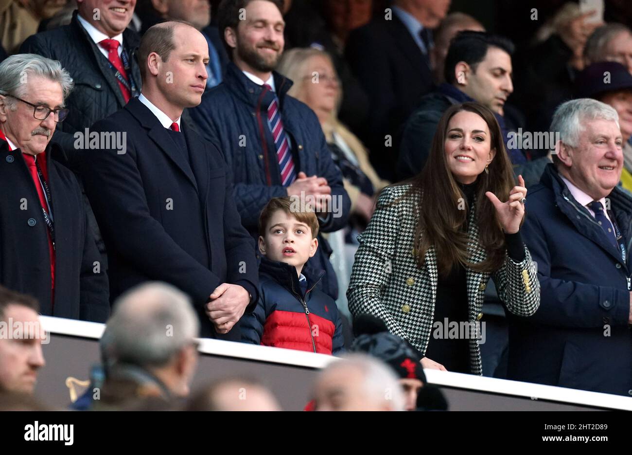Der Herzog und die Herzogin von Cambridge und Prinz George auf der Tribüne während des Guinness Six Nations-Spiels im Twickenham Stadium, London. Bilddatum: Samstag, 26. Februar 2022. Stockfoto