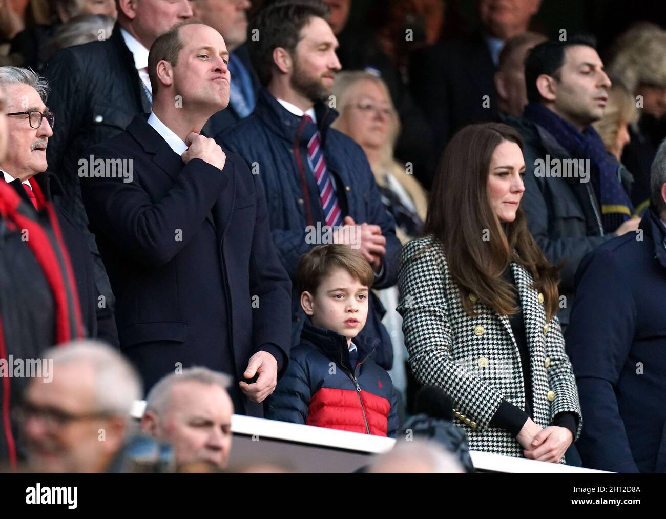 Der Herzog und die Herzogin von Cambridge und Prinz George auf der Tribüne während des Guinness Six Nations-Spiels im Twickenham Stadium, London. Bilddatum: Samstag, 26. Februar 2022. Stockfoto