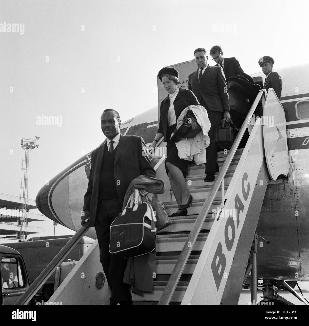 Der Premierminister von Bechuanaland, Seretse Khama, und seine Frau Ruth Williams Khama kommen aus Südafrika am Flughafen London an. 20.. Oktober 1965. Stockfoto