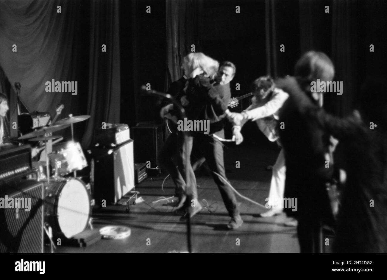 Rolling Stones Konzert in Manchester. Sequenz: Ein Mädchen eilt auf Bühne C und zieht Mick Jaggers Haare, dann wird sie von Beamten und allgemeinen Szenen von der Bühne genommen. 1966 W09171.-001. Oktober Stockfoto