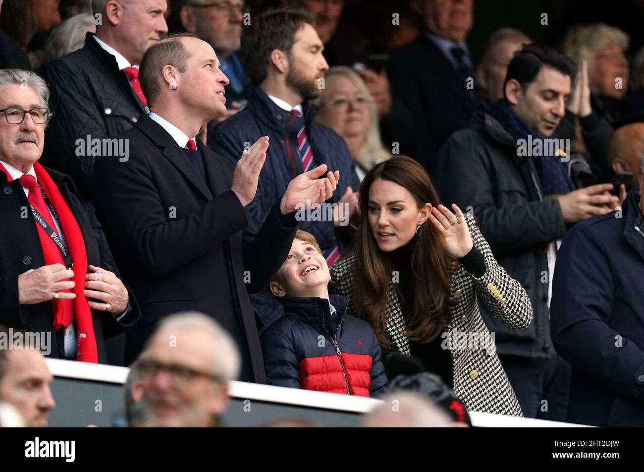 Der Herzog und die Herzogin von Cambridge und Prinz George auf der Tribüne während des Guinness Six Nations-Spiels im Twickenham Stadium, London. Bilddatum: Samstag, 26. Februar 2022. Stockfoto