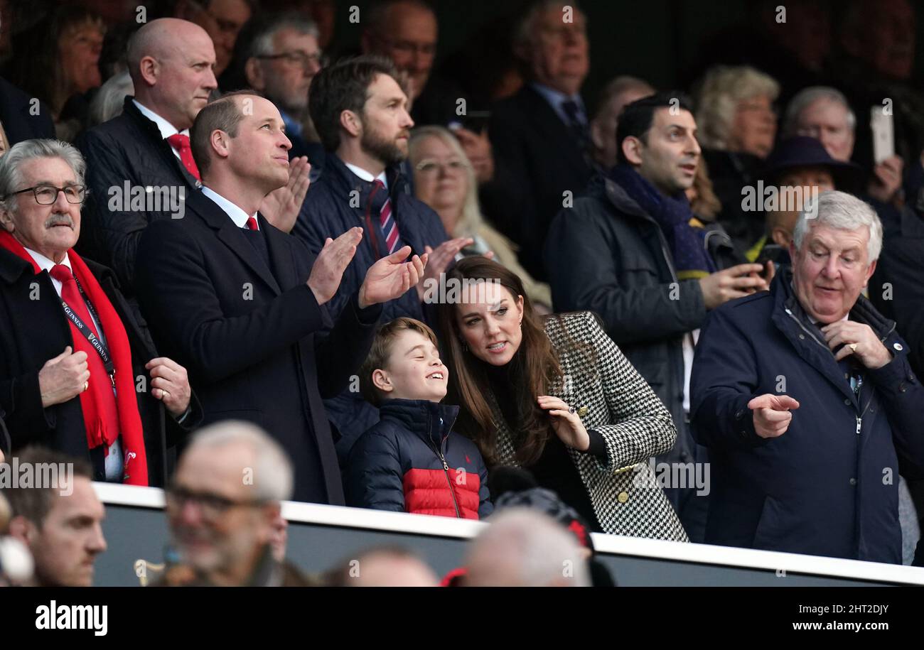 Der Herzog und die Herzogin von Cambridge und Prinz George auf der Tribüne während des Guinness Six Nations-Spiels im Twickenham Stadium, London. Bilddatum: Samstag, 26. Februar 2022. Stockfoto