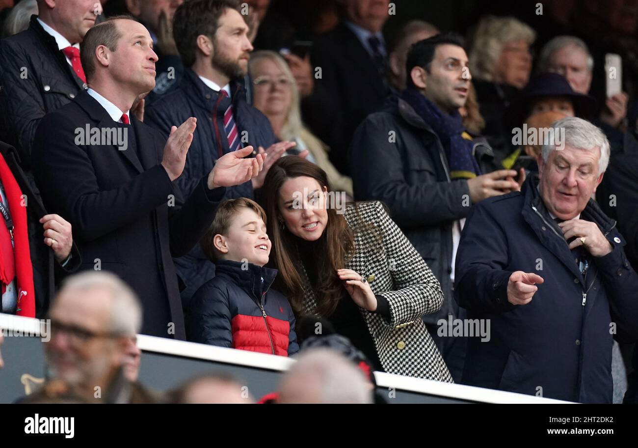 Der Herzog und die Herzogin von Cambridge und Prinz George auf der Tribüne während des Guinness Six Nations-Spiels im Twickenham Stadium, London. Bilddatum: Samstag, 26. Februar 2022. Stockfoto