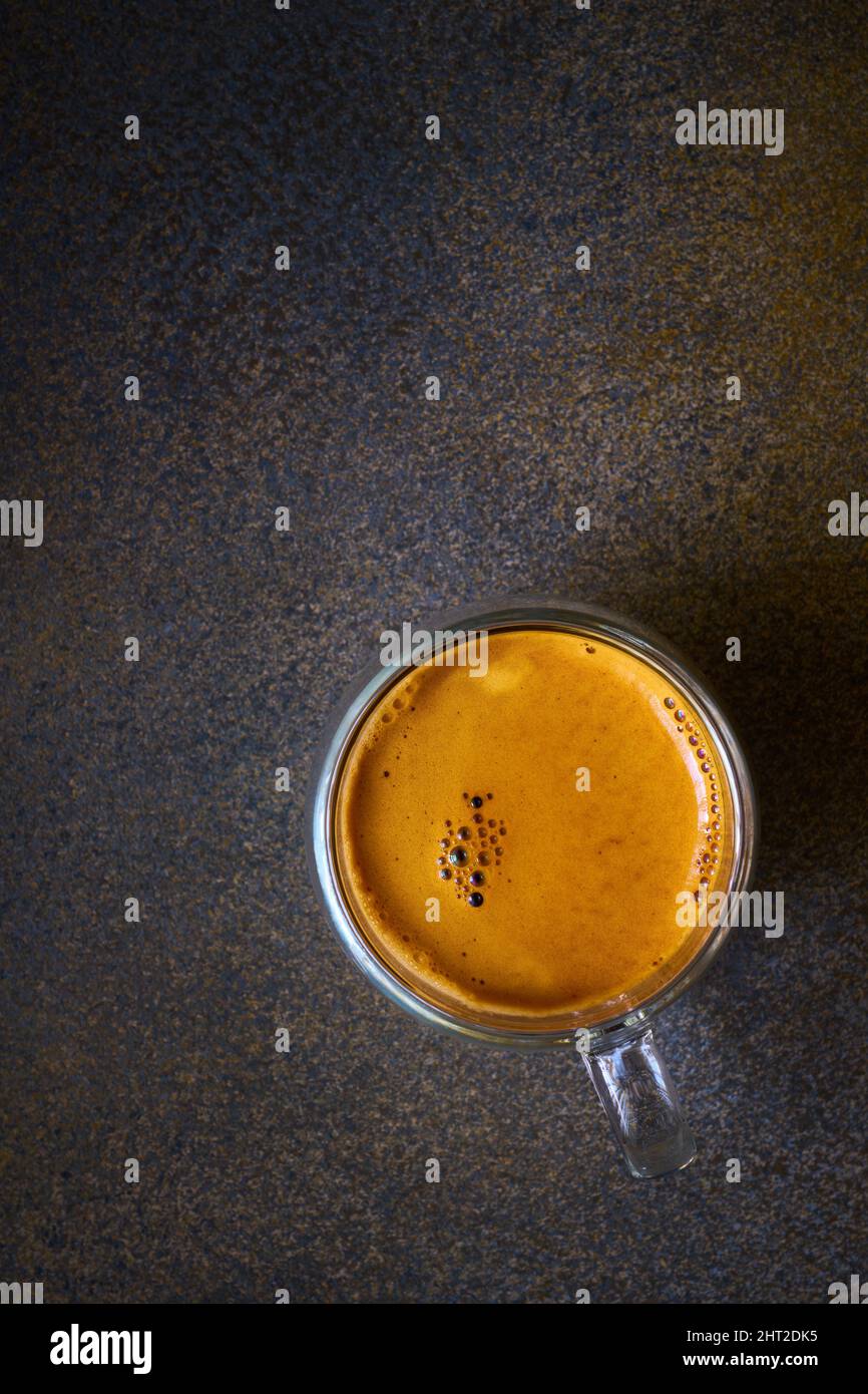 Ansicht von oben auf dunklem Hintergrund mit Platz für Text und Bannern des Coffee Shops Stockfoto