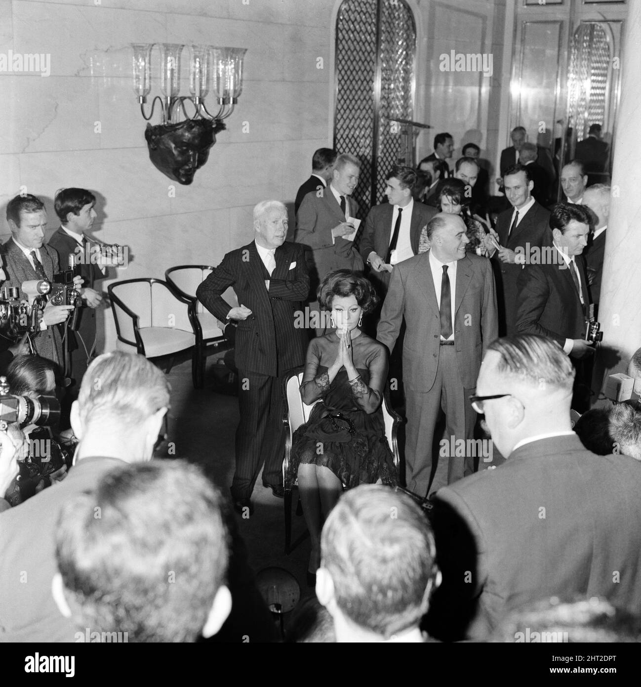 Sophia Loren und Charlie Chaplin diskutierten auf einer Pressekonferenz im Savoy Hotel, London, Details zu Charlies erstem Film seit neun Jahren. Er führt Regie und Sophia ist in dem Film „Eine Gräfin aus Hongkong“ zu sehen. 1.. November 1965. Stockfoto