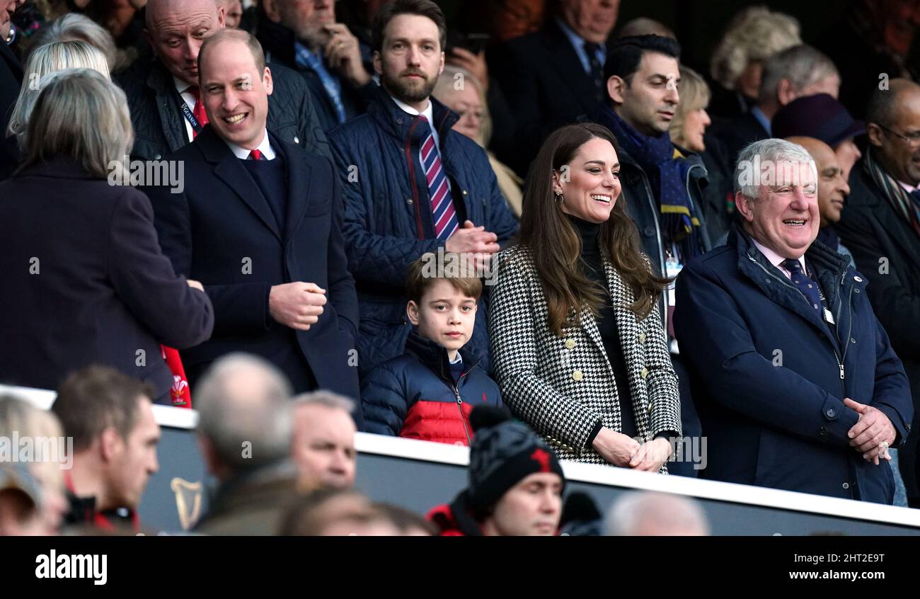 Der Herzog und die Herzogin von Cambridge und Prinz George auf der Tribüne während des Guinness Six Nations-Spiels im Twickenham Stadium, London. Bilddatum: Samstag, 26. Februar 2022. Stockfoto