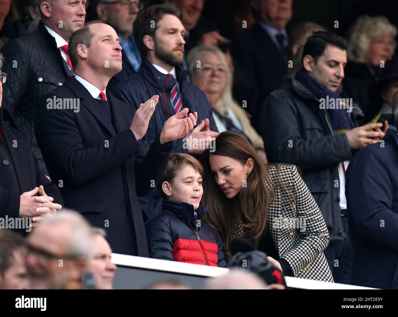Der Herzog und die Herzogin von Cambridge und Prinz George auf der Tribüne während des Guinness Six Nations-Spiels im Twickenham Stadium, London. Bilddatum: Samstag, 26. Februar 2022. Stockfoto