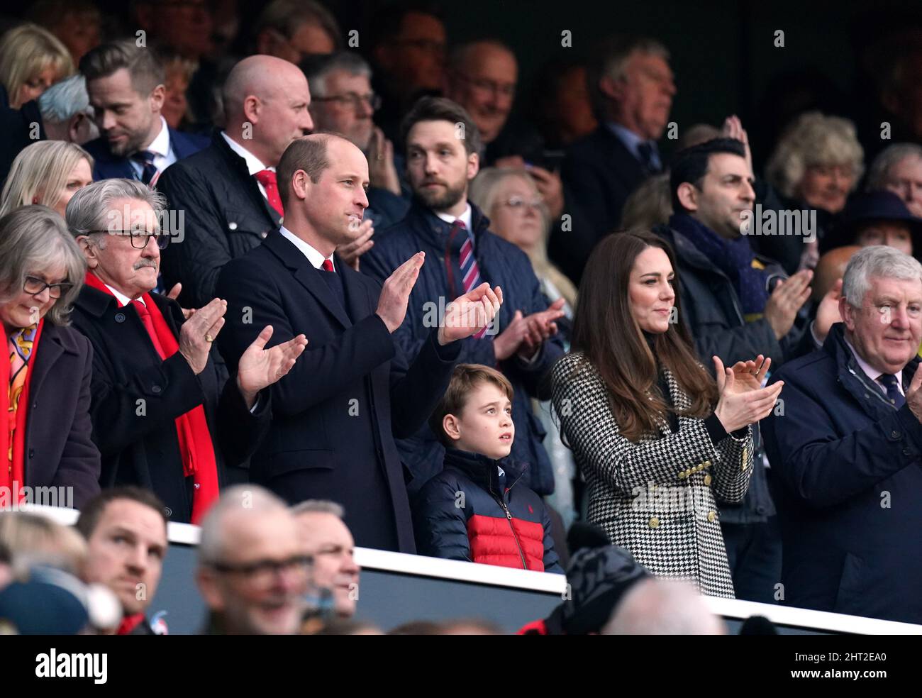 Der Herzog und die Herzogin von Cambridge und Prinz George auf der Tribüne während des Guinness Six Nations-Spiels im Twickenham Stadium, London. Bilddatum: Samstag, 26. Februar 2022. Stockfoto