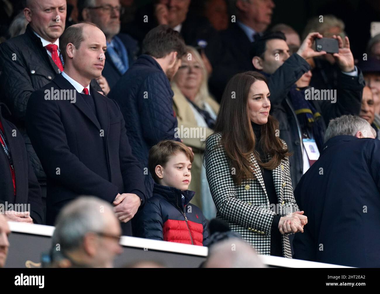 Der Herzog und die Herzogin von Cambridge und Prinz George auf der Tribüne während des Guinness Six Nations-Spiels im Twickenham Stadium, London. Bilddatum: Samstag, 26. Februar 2022. Stockfoto