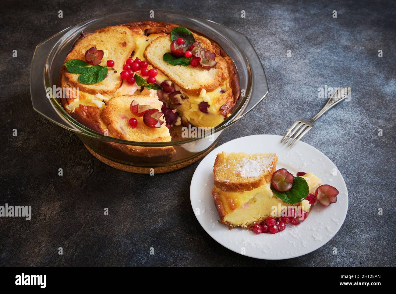 Quark Pudding mit Croutons und frischen Beeren in einer Glasbackform, geringe Schärfentiefe Stockfoto