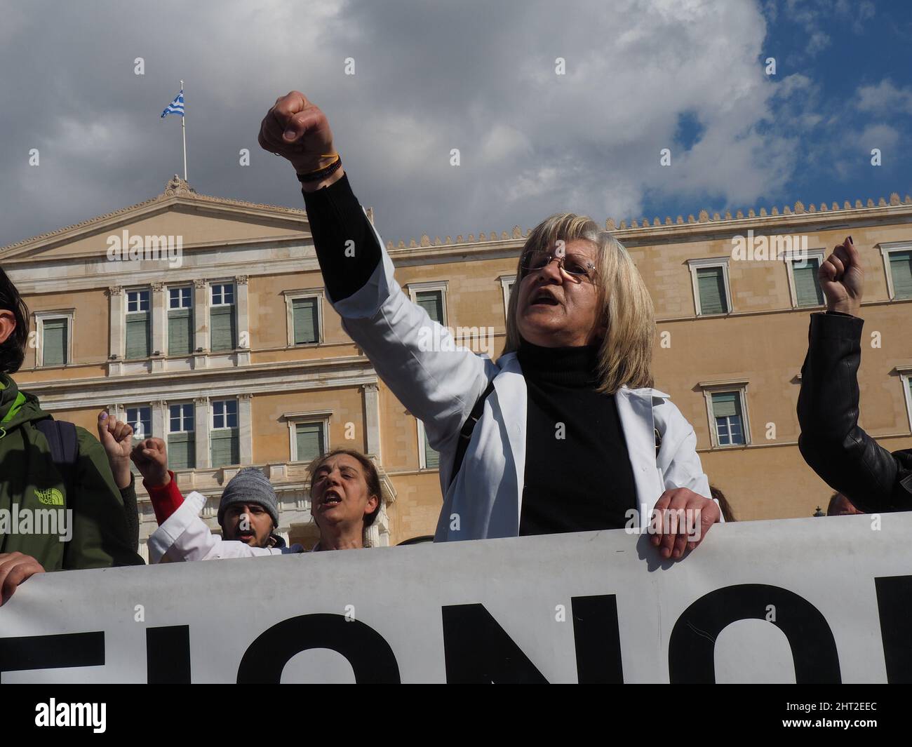 Athen, Attika, Griechenland. 26.. Februar 2022. Mitarbeiter des Gesundheitswesens protestieren gegen die Aussetzung ihrer Beschäftigung aufgrund von Zwangsbeschränkungen und obligatorischen Impfungen. (Bild: © George Panagakis/Pacific Press via ZUMA Press Wire) Stockfoto