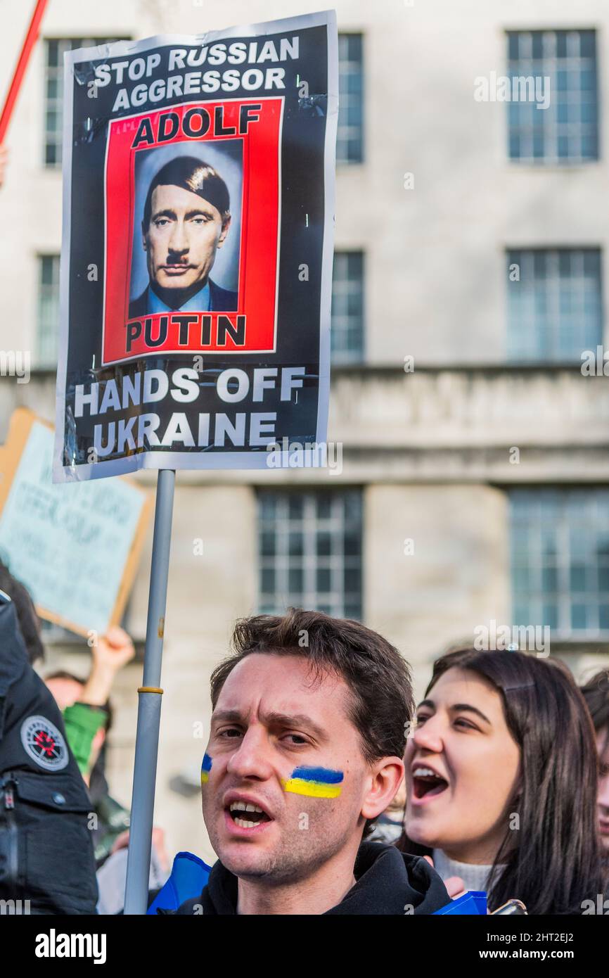 London, Großbritannien. 26.. Februar 2022. Im Vergleich zu Putin mit Hitler - Ukrainer und Russen versammeln sich in Westminster zwischen Downing Street und dem Verteidigungsministerium, um zu fordern, dass Putin den Krieg und die Invasion der Ukraine beendet. Kredit: Guy Bell/Alamy Live Nachrichten Stockfoto