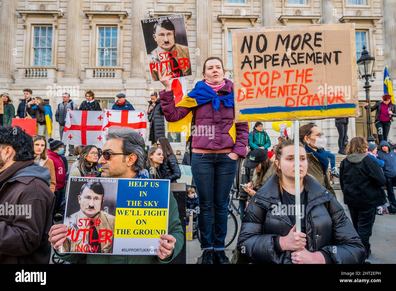 London, Großbritannien. 26.. Februar 2022. Im Vergleich zu Putin mit Hitler - Ukrainer und Russen versammeln sich in Westminster zwischen Downing Street und dem Verteidigungsministerium, um zu fordern, dass Putin den Krieg und die Invasion der Ukraine beendet. Kredit: Guy Bell/Alamy Live Nachrichten Stockfoto