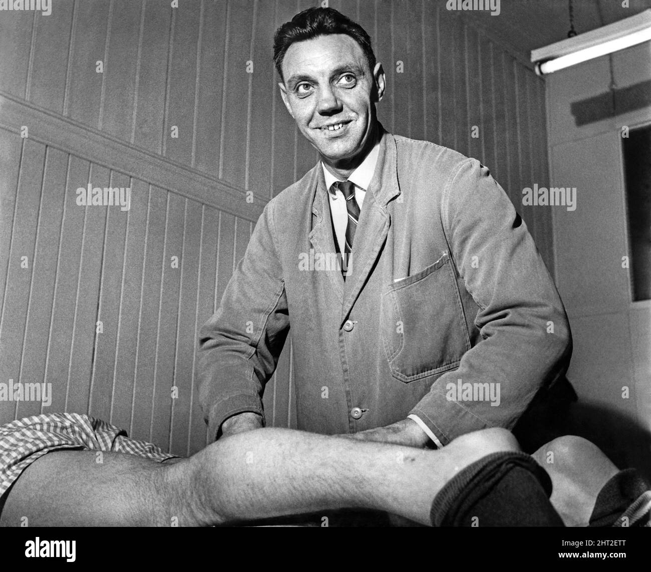 Assistenztrainer Joe Fagan massiert die Beine von Peter Thompson im medizinischen Raum bei Anfield am 27.. April 1965. *** Ortsüberschrift *** P001661 Stockfoto