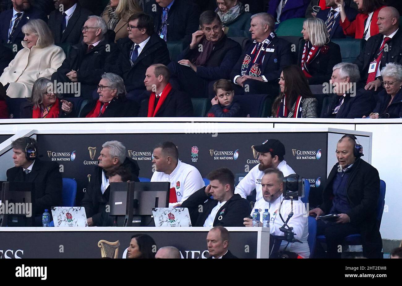 Der Herzog und die Herzogin von Cambridge und Prinz George auf der Tribüne während des Guinness Six Nations-Spiels im Twickenham Stadium, London. Bilddatum: Samstag, 26. Februar 2022. Stockfoto