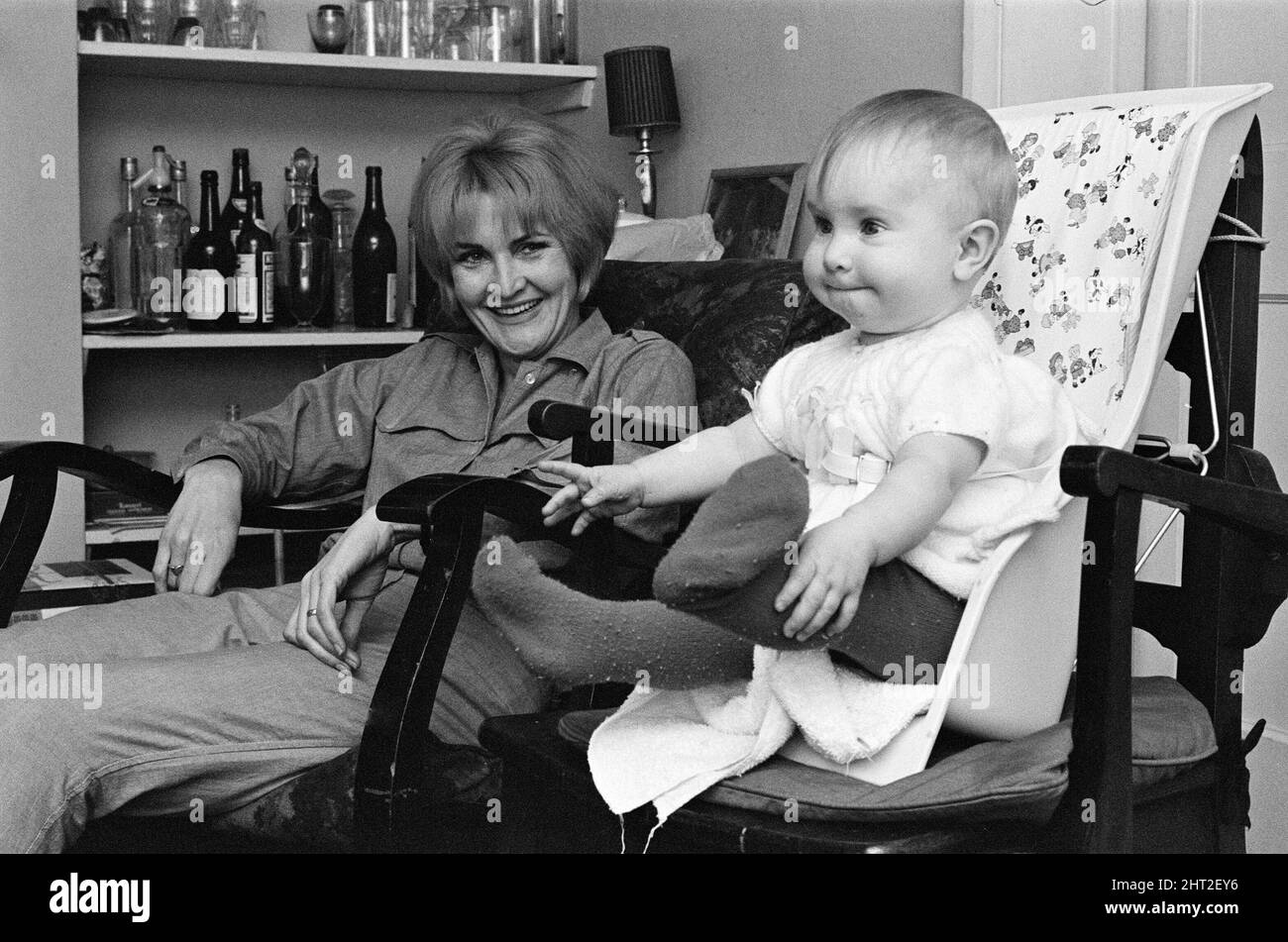 Die Schauspielerin Sheila Hancock mit ihrer kleinen Tochter, der Tochter von Melie Jane. 14.. März 1965. Stockfoto