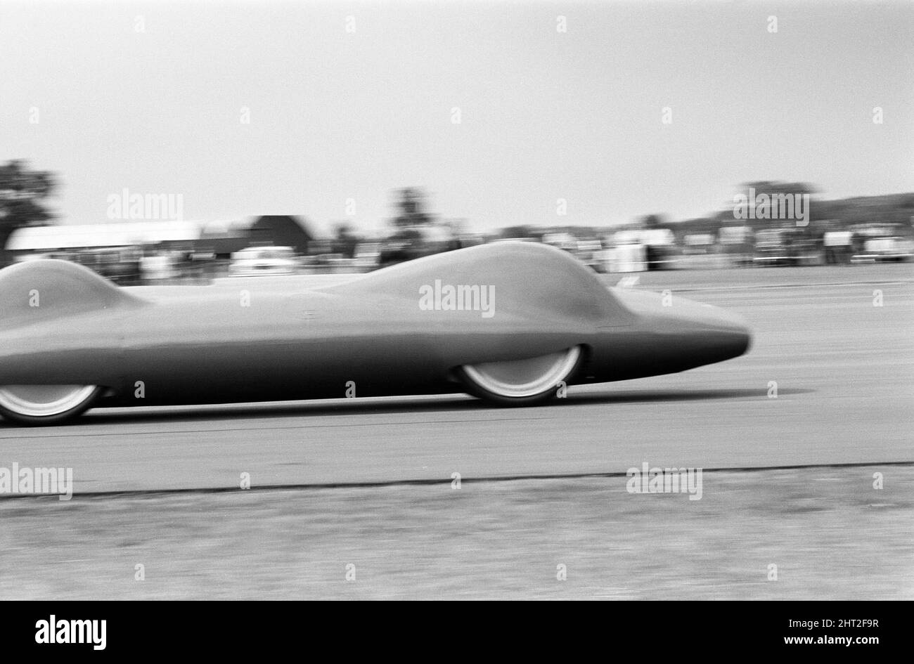 Proteus Bluebird, das Auto, mit dem Donald Campbell den Weltrekord im Automobilbau gebrochen hat, hat nun seinen letzten Lauf mit 5 mph auf der RAF Station, Debden, Essex, 19.. Juni 1966. Campbell sollte dort bei einer Gala einen Demonstrationslauf geben, Doch 5 Tage zuvor wurde das Auto schwer beschädigt, als es mit dem Rennfahrer Peter Bolton an der Steuerung durch einen Holzzaun und eine Hecke mit 100 km/h zerschmetterte, 10ft in der Luft über die Cambridge Chelsford Road segelte und schließlich 200 Meter lang über ein Feld drehte. Stockfoto