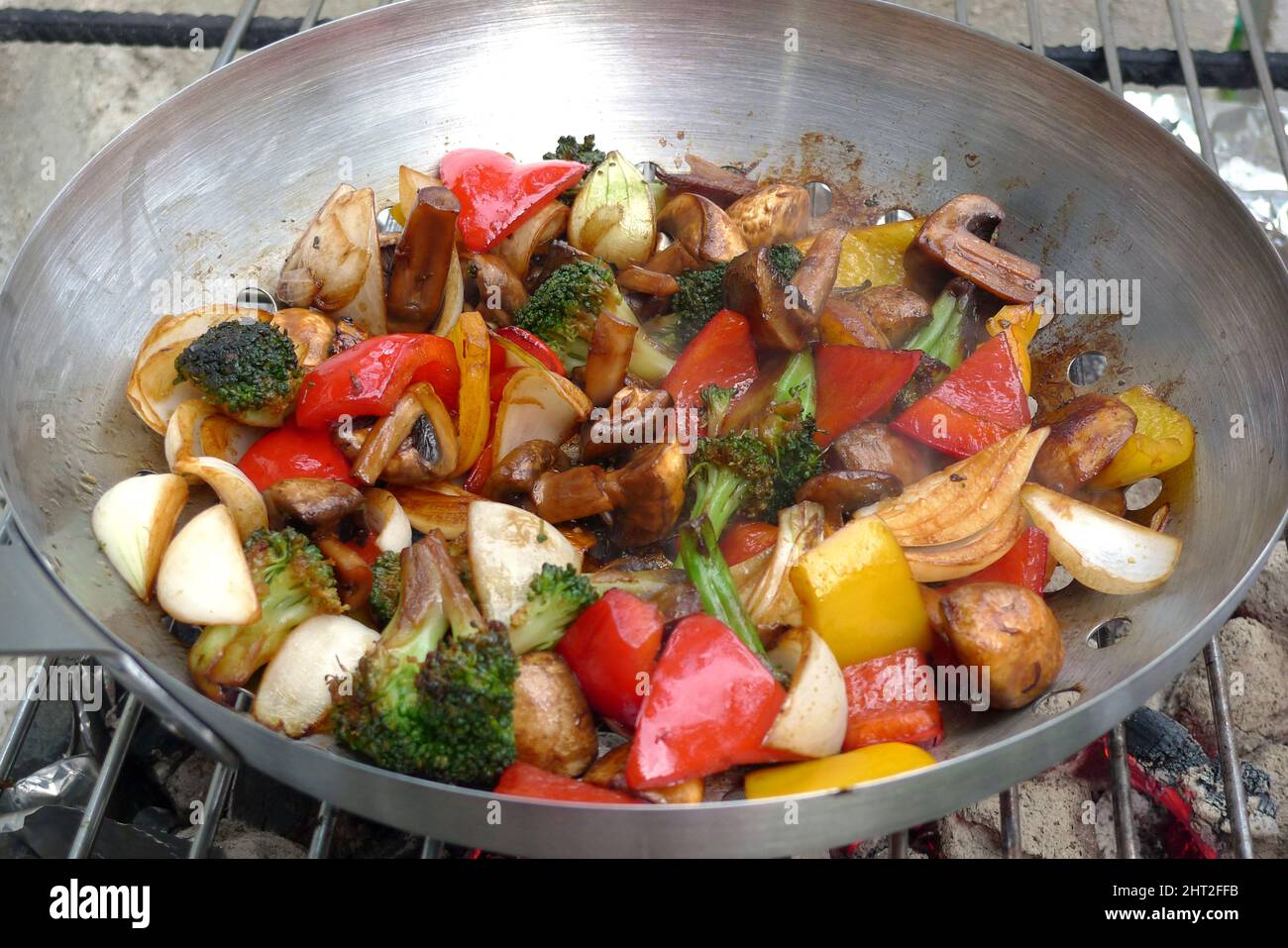 Gemüse im Grill-Wok Stockfoto