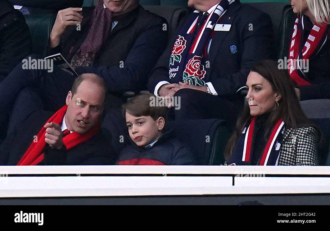 Der Herzog und die Herzogin von Cambridge und Prinz George auf der Tribüne während des Guinness Six Nations-Spiels im Twickenham Stadium, London. Bilddatum: Samstag, 26. Februar 2022. Stockfoto