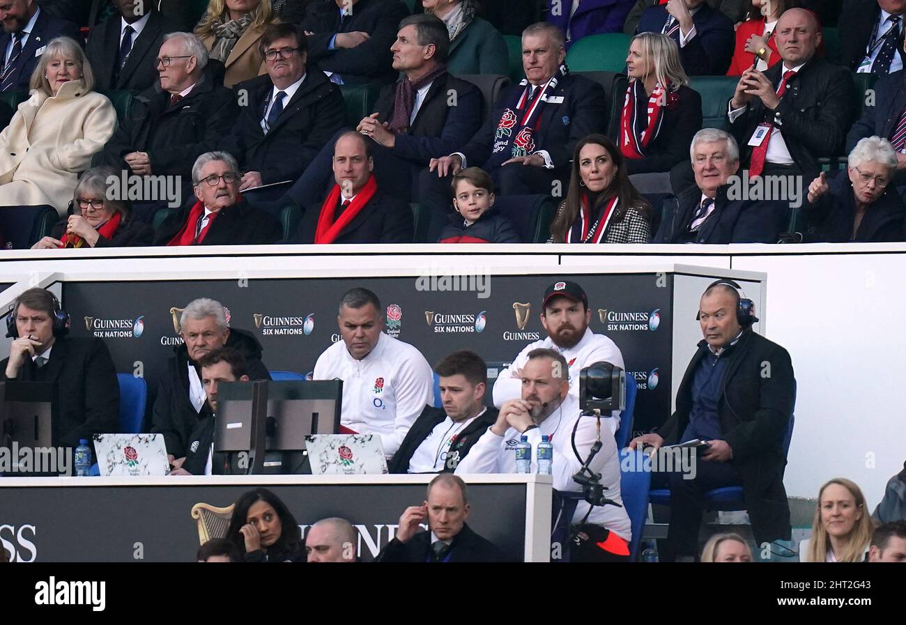 Der Herzog und die Herzogin von Cambridge und Prinz George auf der Tribüne während des Guinness Six Nations-Spiels im Twickenham Stadium, London. Bilddatum: Samstag, 26. Februar 2022. Stockfoto